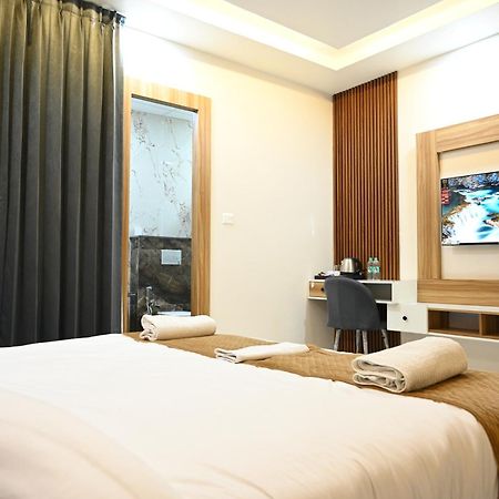 The Janki Hotel Ayodhya Buitenkant foto