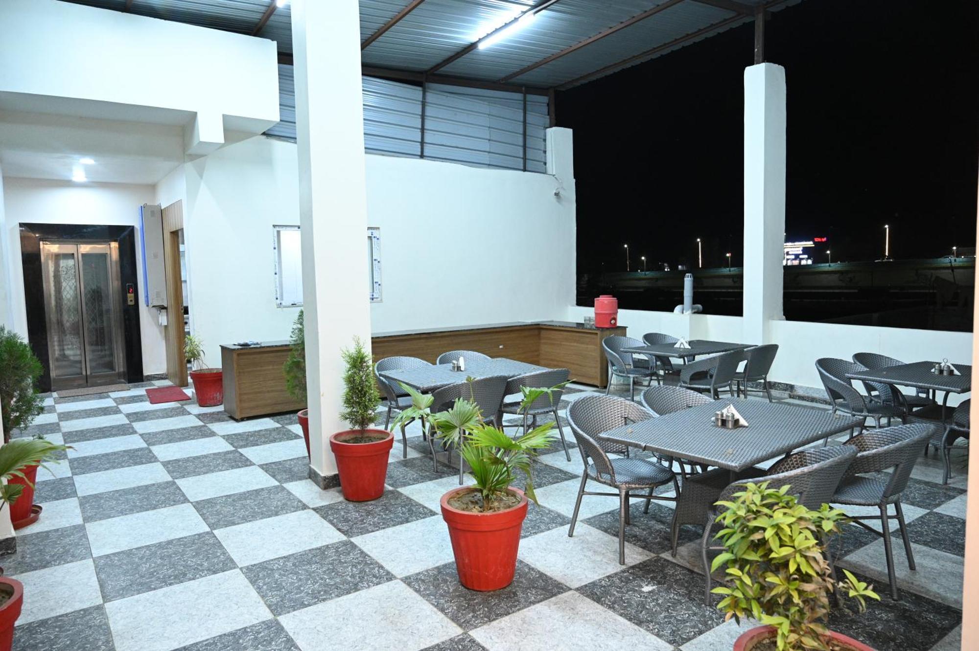 The Janki Hotel Ayodhya Buitenkant foto